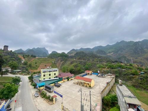 a view of a town with mountains in the background at Van Anh Hotel - Restaurant in Dồng Văn