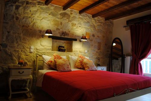 Tempat tidur dalam kamar di Rock House's Villa Melody