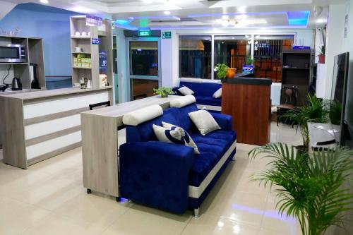 una hall con un divano blu in un negozio di Hostal Valle Andino a El Tambo