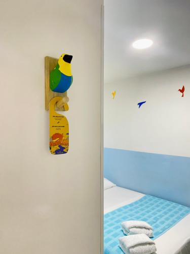 a childrens bedroom with a bird on the wall at Hotel Anauco in Bucaramanga