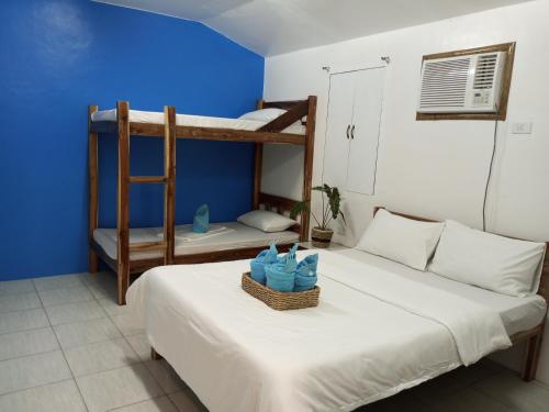 um quarto com 2 beliches num quarto em LALUNA COTTAGES em El Nido