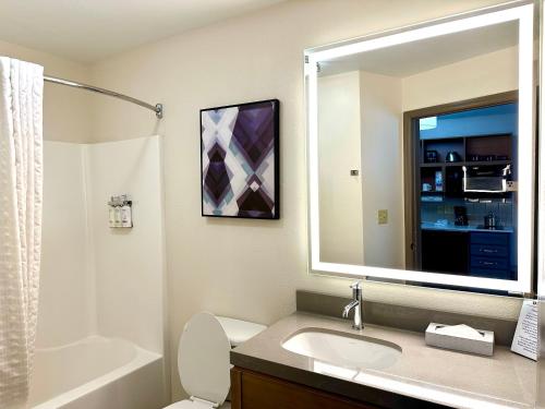 y baño con lavabo y espejo. en Candlewood Suites Savannah Airport, an IHG Hotel, en Savannah