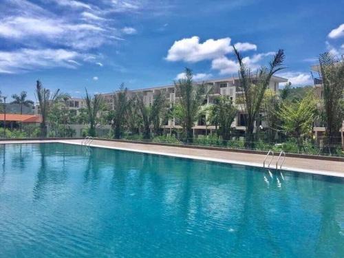 ein Pool in einem Resort mit blauem Wasser in der Unterkunft Annie House Hạ Long Bay in Hạ Long