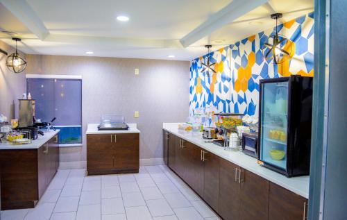 Кухня или мини-кухня в La Quinta Inn & Suites by Wyndham Fayetteville I-95
