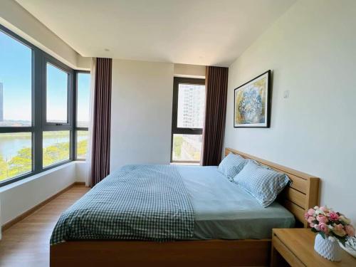 ein Schlafzimmer mit einem Bett und einigen Fenstern in der Unterkunft Annie House Hạ Long Bay in Hạ Long