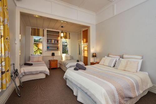 מיטה או מיטות בחדר ב-Kaikoura Beachfront Villa
