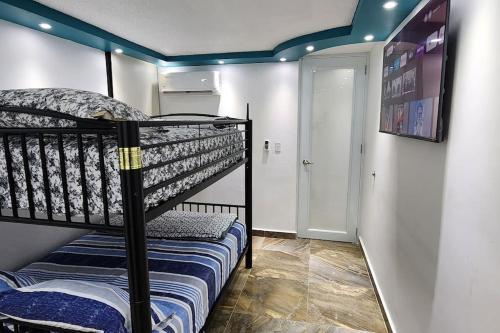 a bunk bed in a small room with a bunk bed gmaxwell gmaxwell gmaxwell at RH los angeles (#2) 2do floor front of airport in Sabana Abajo