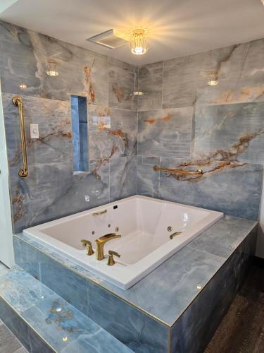 Ένα μπάνιο στο Travelodge Inn & Suites by Wyndham Fullerton