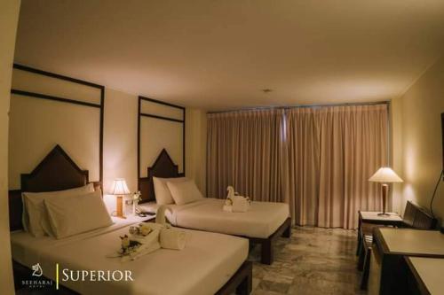 Ένα ή περισσότερα κρεβάτια σε δωμάτιο στο Seeharaj Hotel