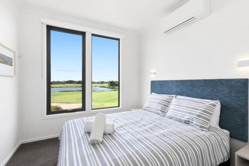 Ένα ή περισσότερα κρεβάτια σε δωμάτιο στο The Fairway Club 16