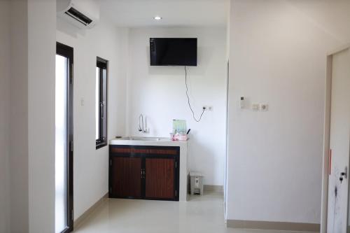 Urbanview Hotel Eropa Maros near Sultan Hasanuddin Airport by RedDoorzにあるテレビまたはエンターテインメントセンター