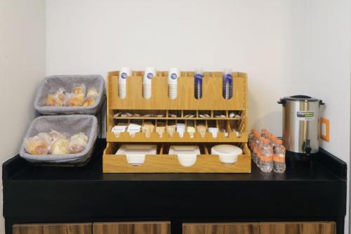 a black counter with two baskets of food on it at City Express Junior by Marriott Toluca Aeropuerto in Toluca