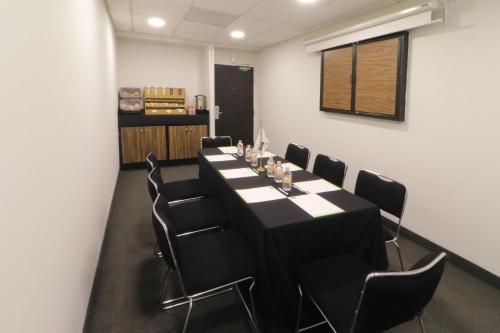 a conference room with a long table and chairs at City Express Junior by Marriott Toluca Aeropuerto in Toluca