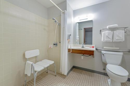 une salle de bain avec toilettes, lavabo et miroir dans l'établissement Baymont by Wyndham Missoula, à Missoula