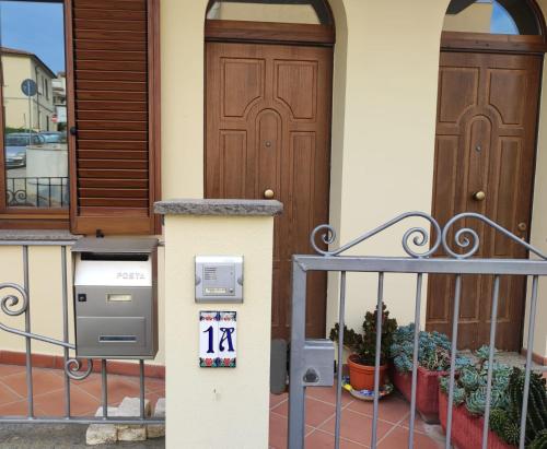 un parquímetro frente a una casa con puerta en Casa del Sole en Riotorto