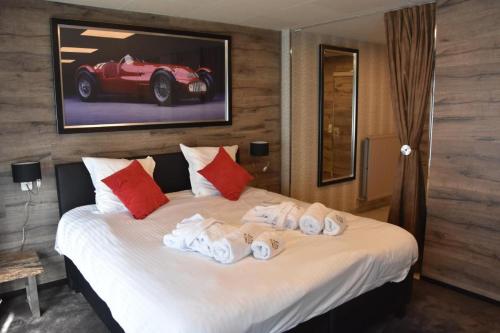 een slaapkamer met een bed met handdoeken erop bij Flat 40 by Malmedreams in Malmedy