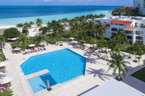 an aerial view of the pool and the beach at Fantastic family villa on the best beach of Cancun in Cancún