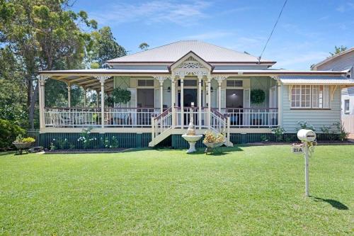 Taman di luar A Charming Queenslander
