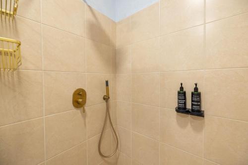 eine Dusche mit zwei Flaschen Alkohol im Bad in der Unterkunft Shermans Hotel in Sde Boker