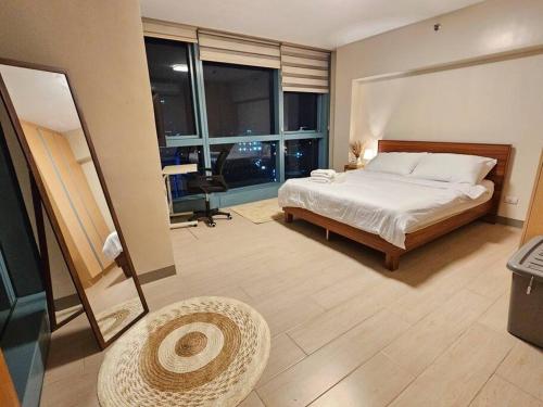 מיטה או מיטות בחדר ב-One Uptown BGC Modern & Spacious, Great Location, 200mbps & washer