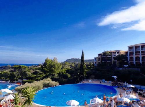 une grande piscine avec des personnes debout autour de celle-ci dans l'établissement CAP SOLEIL J2 appt 204, à Saint-Raphaël
