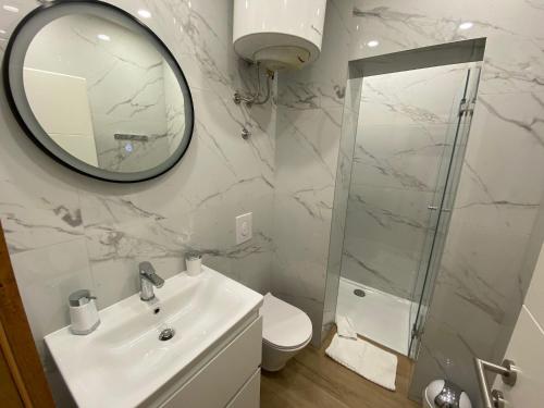 Bilik mandi di Apartments by the sea Promajna, Makarska - 2592
