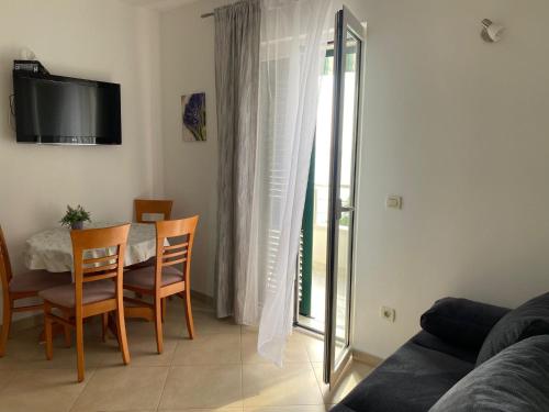 Televisyen dan/atau pusat hiburan di Apartments by the sea Promajna, Makarska - 2592