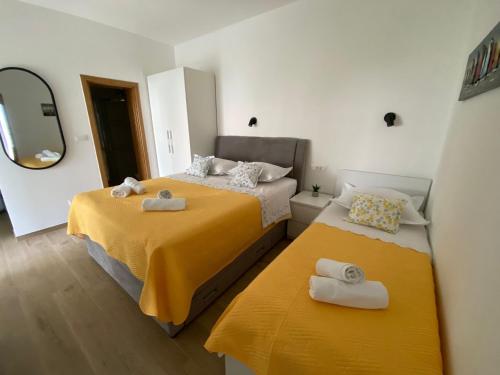 1 dormitorio con 2 camas y toallas. en Apartments by the sea Promajna, Makarska - 2592, en Promajna