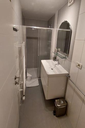 Bilik mandi di Apartments by the sea Promajna, Makarska - 2592