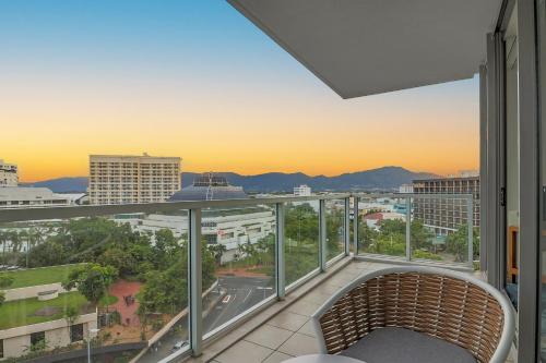 einen Balkon mit Stadtblick in der Unterkunft The Reef Pad, ideally located with a stellar view! in Cairns