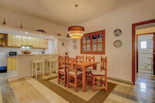 a kitchen and dining room with a table and chairs at Finca Can Tiro in Costitx