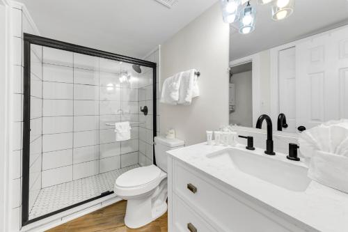 uma casa de banho branca com um WC e um chuveiro em Seaside Beach & Racquet 5614 em Romar Beach
