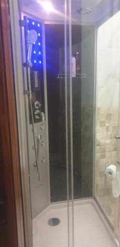 um chuveiro com uma porta de vidro na casa de banho em Casa vacanze Il Girasole em Bagheria