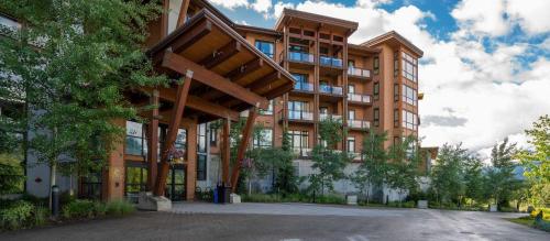 un grand immeuble avec de nombreuses fenêtres dans l'établissement Sutton Place Hotel Revelstoke Mountain Resort, à Revelstoke