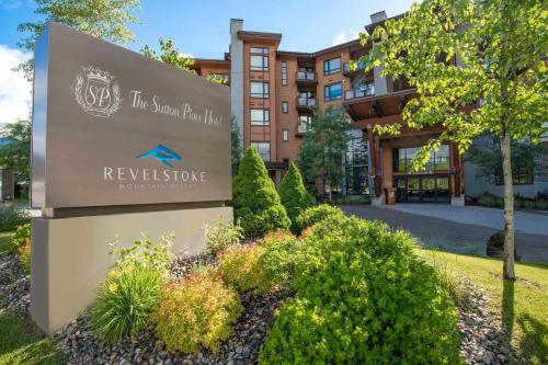 una señal frente a un edificio en Sutton Place Hotel Revelstoke Mountain Resort, en Revelstoke