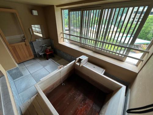 an overhead view of a bath tub in a room at Jozankei Daiichi Hotel Suizantei in Jozankei