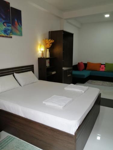 Una cama o camas en una habitación de Ibis