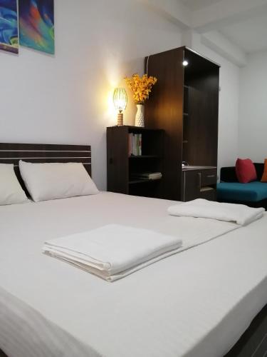 Una cama o camas en una habitación de Ibis