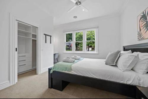 Un dormitorio blanco con una cama grande y una ventana en Soldiers on Brougham en Ballarat