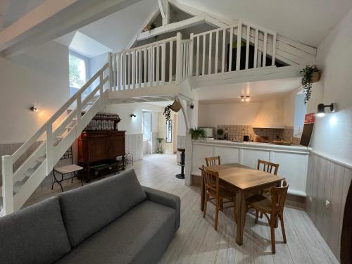 un salon avec un canapé et une table dans l'établissement Le moulin du château, à Blain