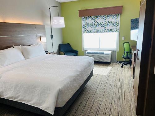Tempat tidur dalam kamar di Holiday Inn Express & Suites - Enterprise, an IHG Hotel