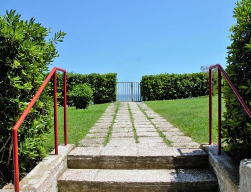 un escalier avec des rails rouges et de l'herbe dans l'établissement Casa Mary, à Marotta