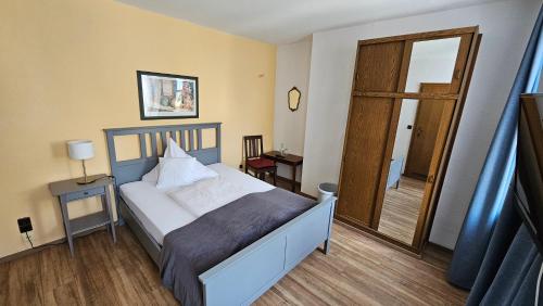 RATSKELLER Hotel & Restaurant في كروف: غرفة نوم بسرير وباب الى ممر