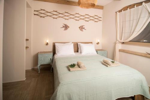 Wood&Stone Guesthouse في Almirón: غرفة نوم عليها سرير ووسادتين