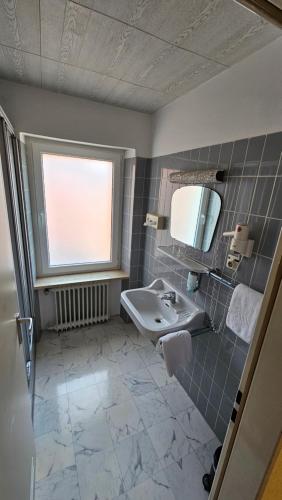 a bathroom with a sink and a mirror at RATSKELLER Hotel & Restaurant in Kröv