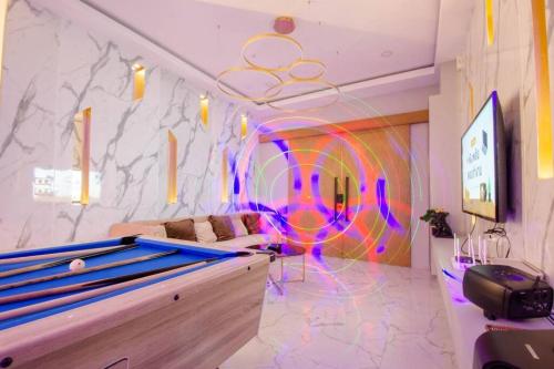 a room with a pool table in a room with a wall at Napa Pool Villa Pattaya in Nong Prue