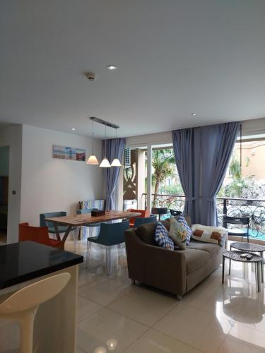un salon avec un canapé et une table dans l'établissement Atlantis Condo Resort Атлантис кондо резорт, à Jomtien Beach
