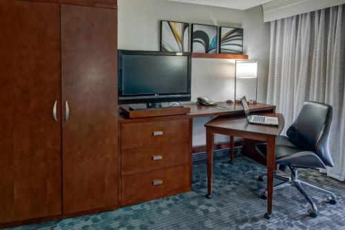 Televisyen dan/atau pusat hiburan di Courtyard by Marriott Troy