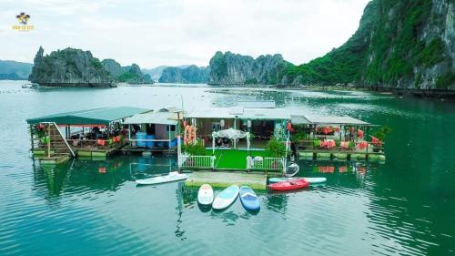 un grupo de barcos sobre un cuerpo de agua en Hải Lưu Hotel, en Cái Rồng