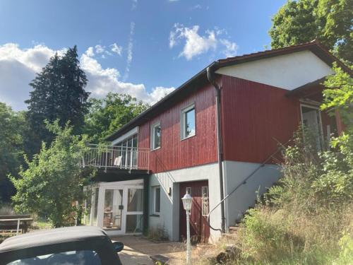ein rotes und weißes Haus mit einem davor geparkt in der Unterkunft Villa Sonnenblick 13 Minuten zum #Playmobil #Funpark in Großhabersdorf